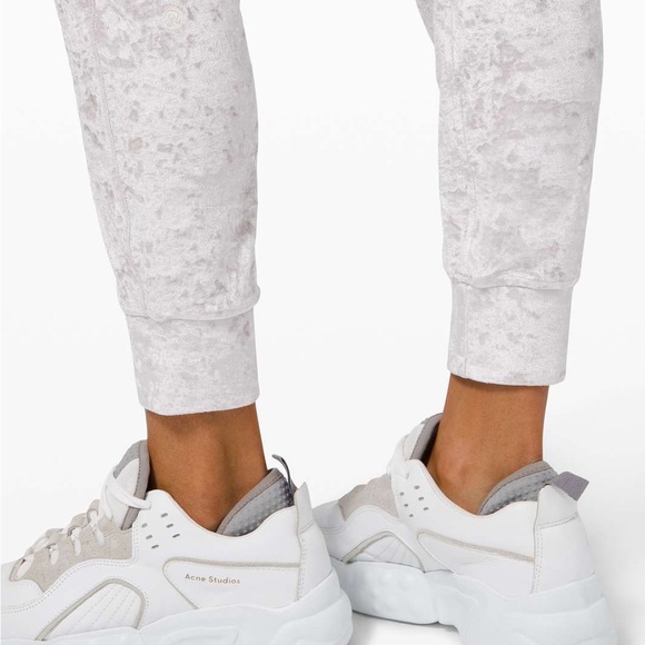 Lululemon Ready to Crush Jogger in Chrome - Picture 3 of 11